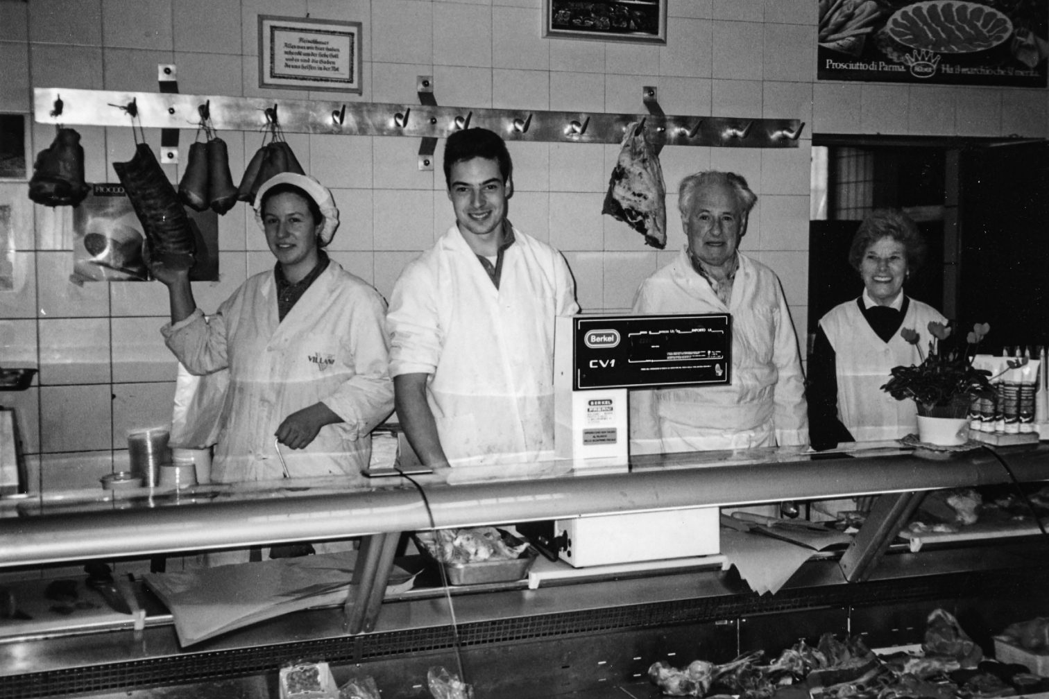 Familie Stampfl hinter der Theke früher